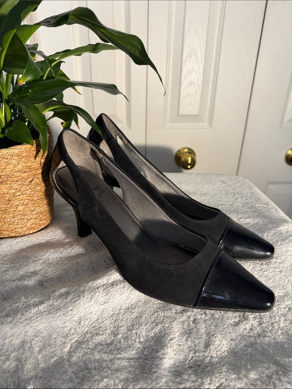 Life Stride Black Pointed Toe Heels